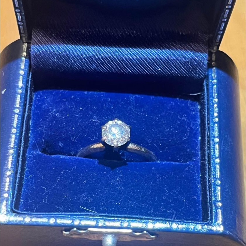 Diamond engagement ring